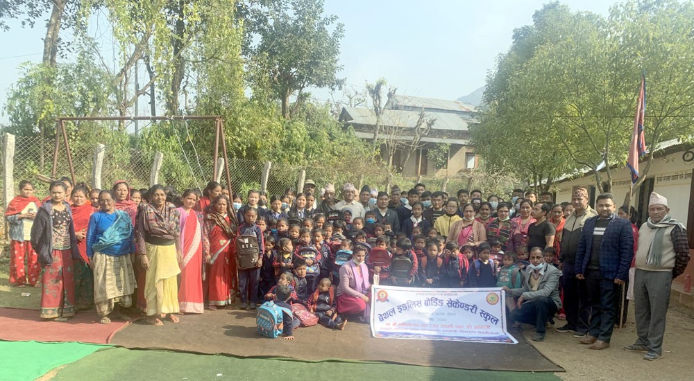 बेथल रेडक्रसले दियो सामुदायिकका विद्यार्थीलाई झोला