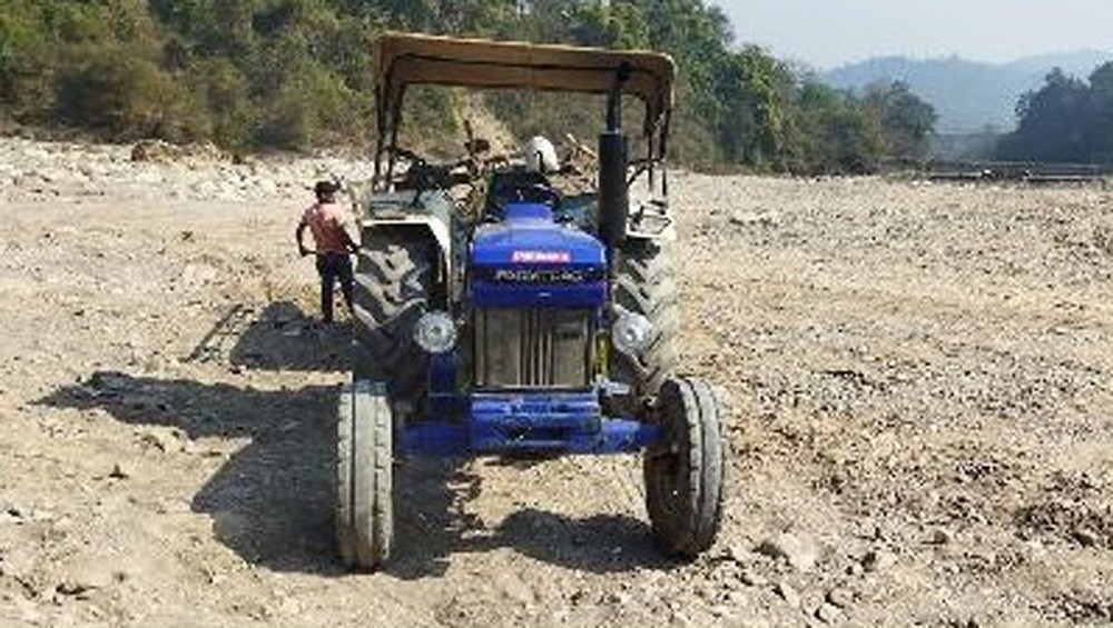 रामपुरबाटै पुनःअवैध बालुवा निकासी गर्ने ट्याक्टर प्रहरी नियन्त्रणमा