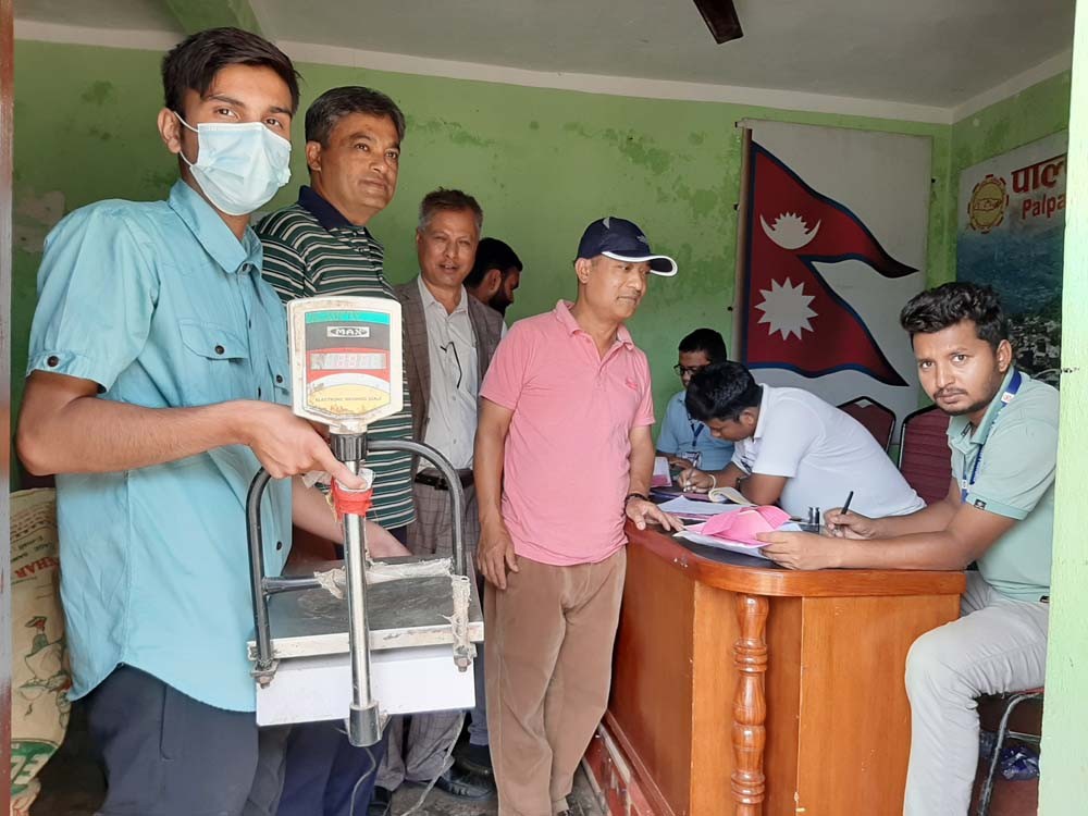 पाल्पाका व्यवसायीहरूको नापतौल यन्त्र जाँच
