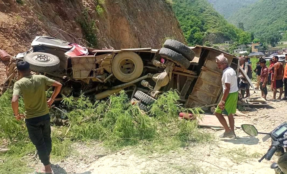 रामेछापमा भएको बस दुर्घटनामा मृत्यु हुनेको संख्या १३ पुग्यो