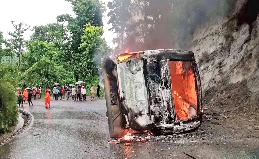 बसमा आगलागी हुँदा ३३ यात्रु घाइते