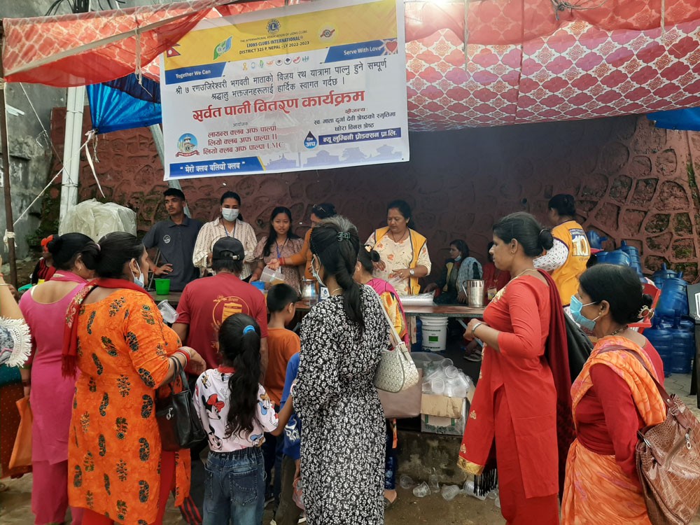 तानसेनमा जात्रा हेर्न आउनेलाई सडकमै पानी