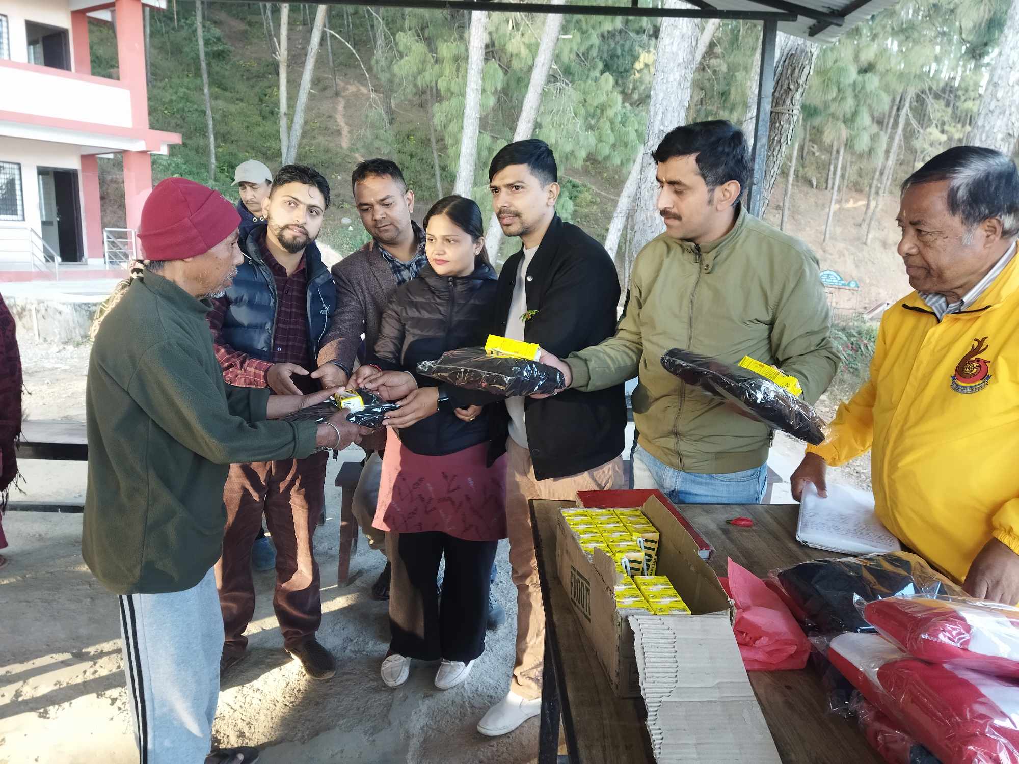 बैवाहिक वर्ष गाँठमा गरिने खर्चबाट असहायलाई न्यानो कपडा