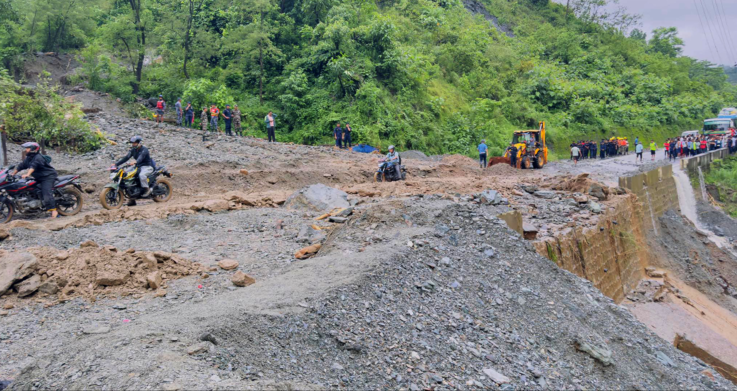 लेदोसहितकोे ढुङ्गा लागेर बस चालकको मृत्यु