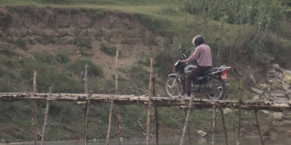 पुल नहुँदा जोखिमपूर्ण यात्रा : बाँसको पुलमै निर्भर मर्चवारका बासिन्दा