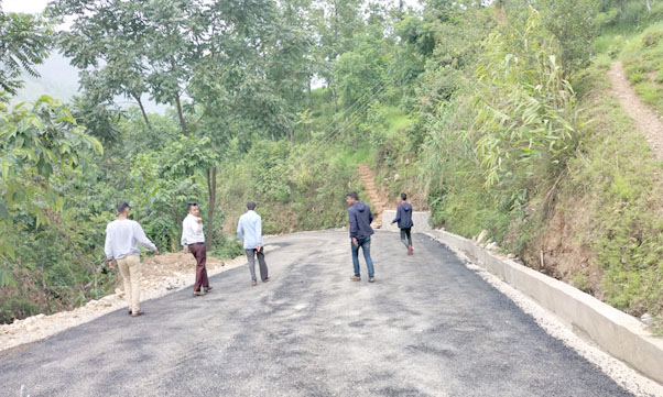 ट्रयाक खुलेको १८ वर्षपछि ग्रामीण सडक कालोपत्र गरिँदै   