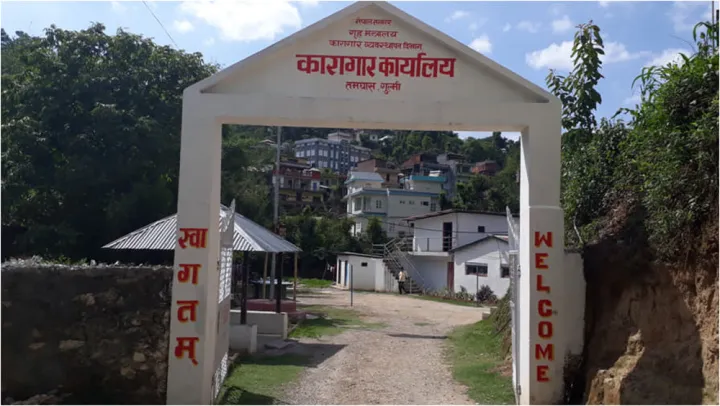 गुल्मी कारागारमा सीप सिक्दै आम्दानी गर्दै कैदीबन्दी