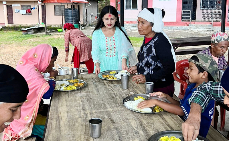 ताराले जन्मदिनमा आश्रममा पुगेर गराइन् असहायलाई भोजन