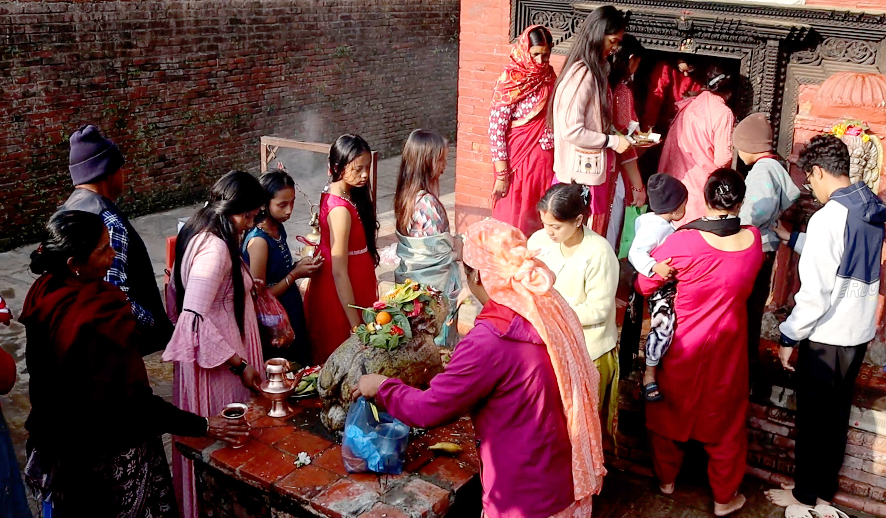 पाल्पाका शिव मन्दिरमा भक्तजनहरुको भिडभाड  