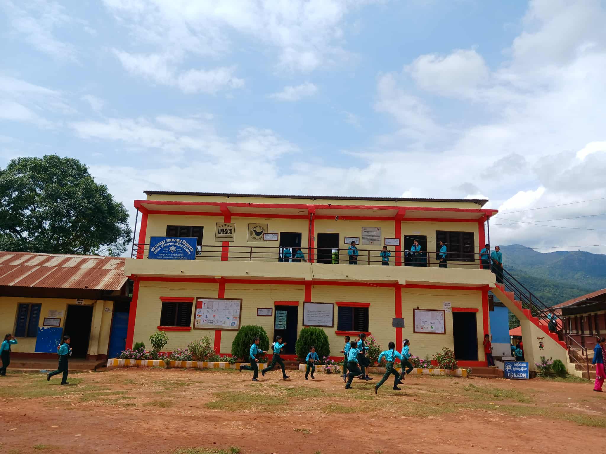 सामुदायिक विद्यालय अभिभावक तथा विद्यार्थीको रोजाइमा