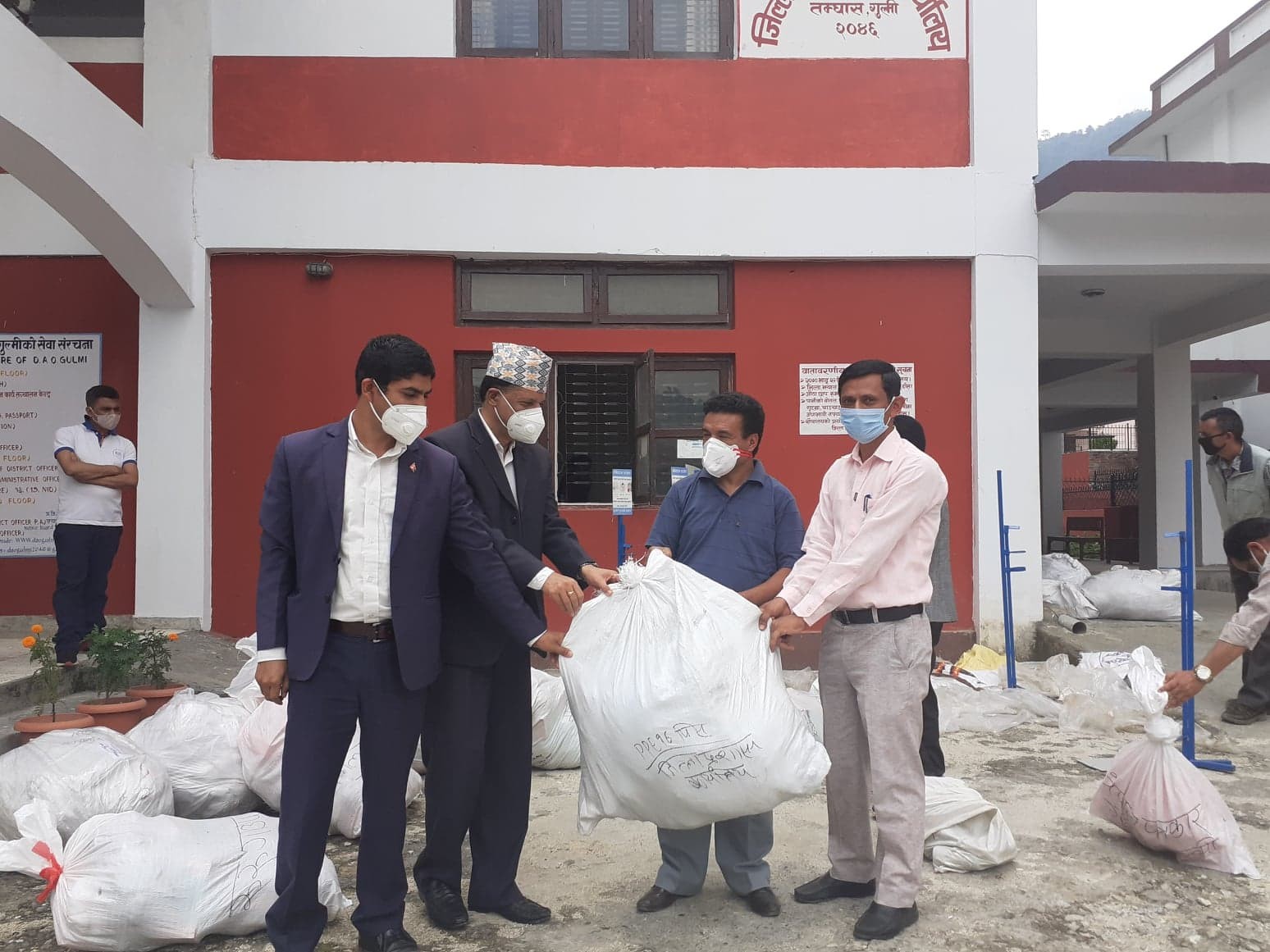 गुल्मीका  स्थानीय तह र अन्य संघ–संस्थालाई स्वास्थ्य सामग्री वितरण