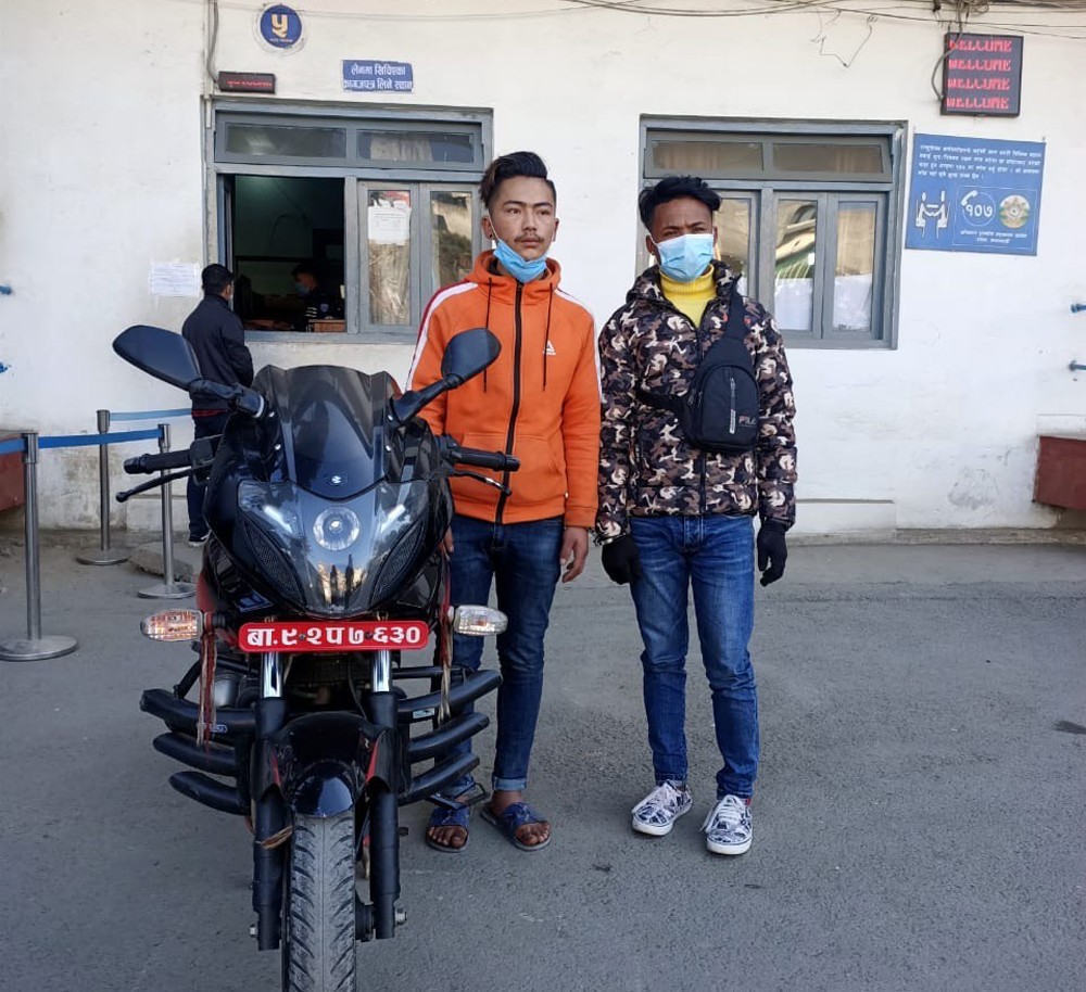 चोरीको मोटरसाइकल चलाउने दुई पक्राउ