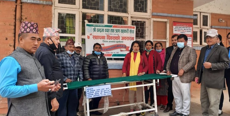 चन्द्रमा बचत तथा ऋण सहकारी संस्थाद्वारा अस्पतालाई ट्रली