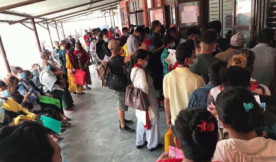 पाल्पा र गुल्मीमा नागरिकता बनाउनेको भिड
