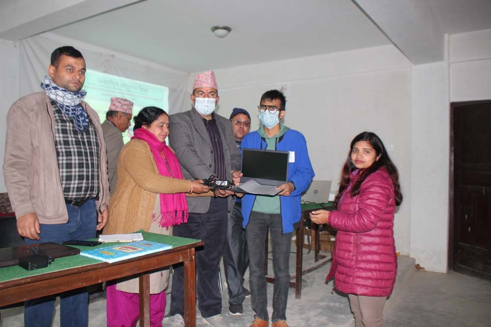 रिब्दीकोटले दियो अपाङ्गता भएका व्यक्तिलाई ल्यापटप