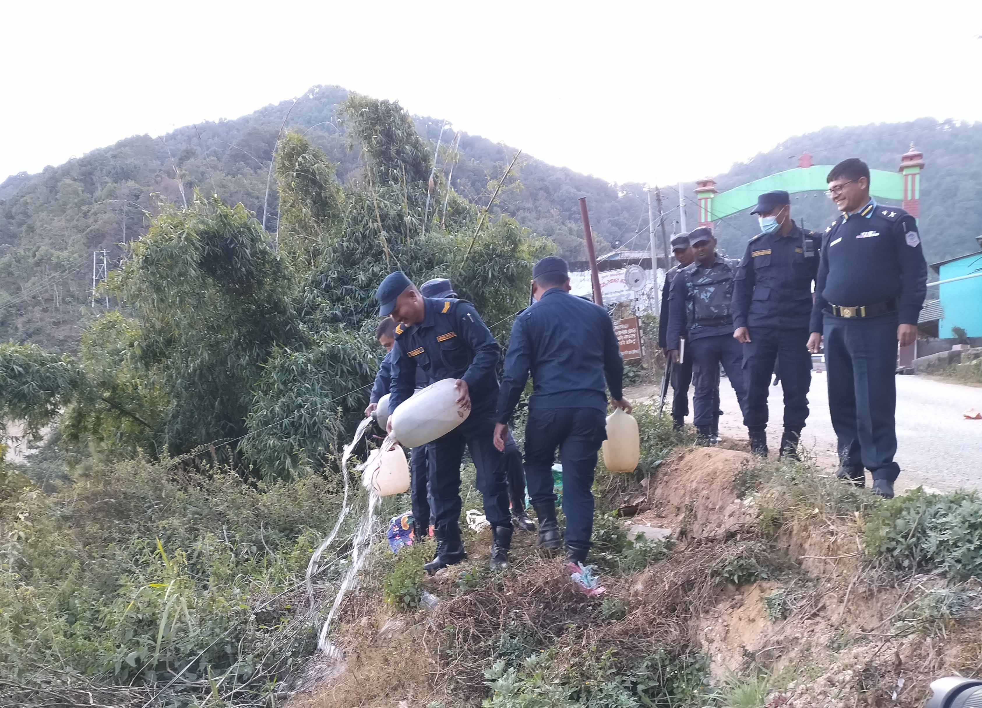 तम्घासमा घरेलु मदिरा नष्ट