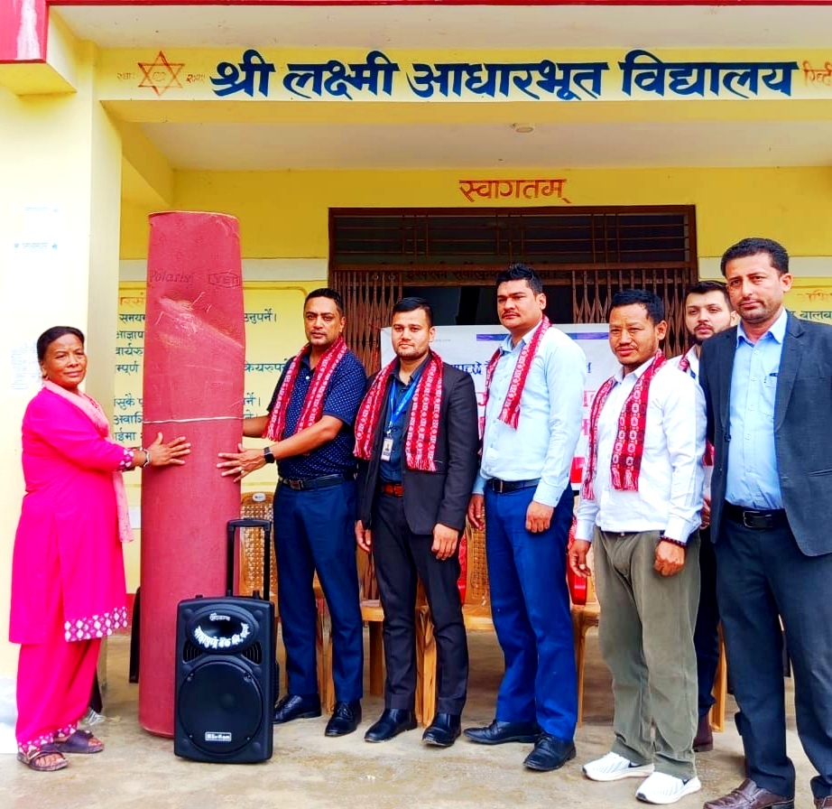माछापुच्छ्रे बैंकद्वारा विद्यालयलाई साउण्ड स्पिकर र कार्पेट सहयोग