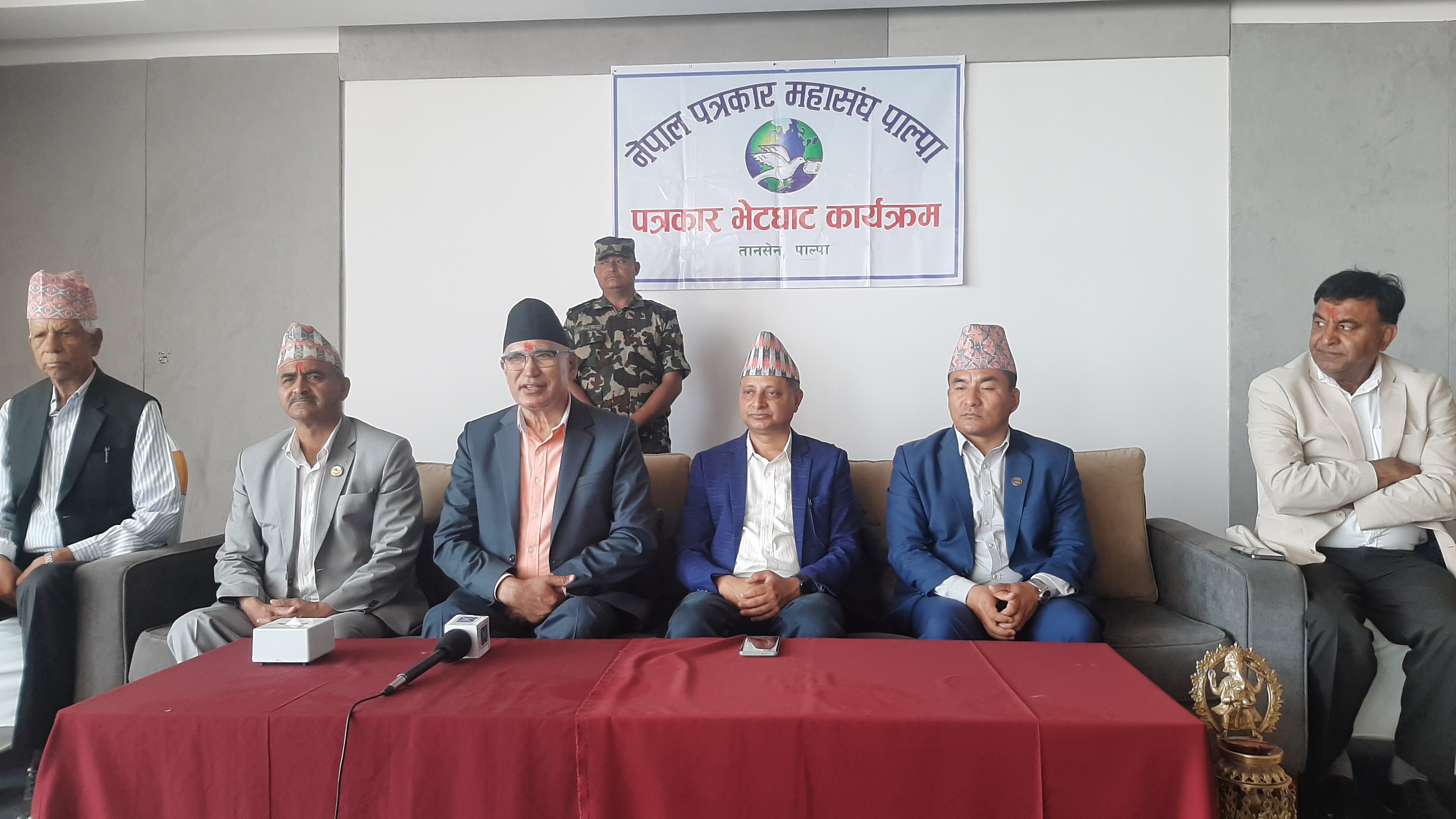 योग्य गभर्नर ल्याउँछौ : अर्थमन्त्री पौडेल