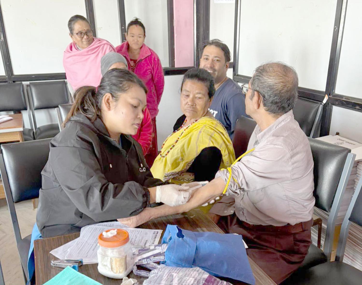 तानसेनमा लायन्स क्लवद्वारा मजदुरहरुको निःशुल्क मधुमेह परीक्षण