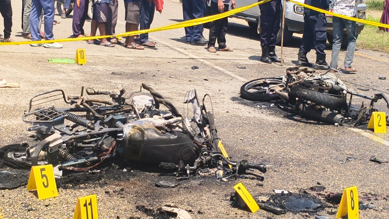 मोटरसाइकल ठोक्किएर आगो लाग्दा तीन विद्यार्थीको जलेर मृत्यु