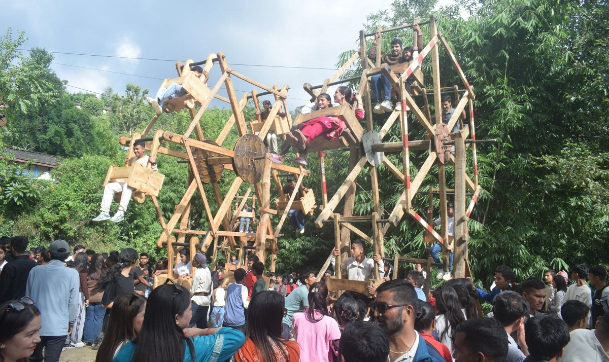 सरायको रौनकसँगै दसैँ मेलामा काठेपिङ चढ्नेको घुइँचो 