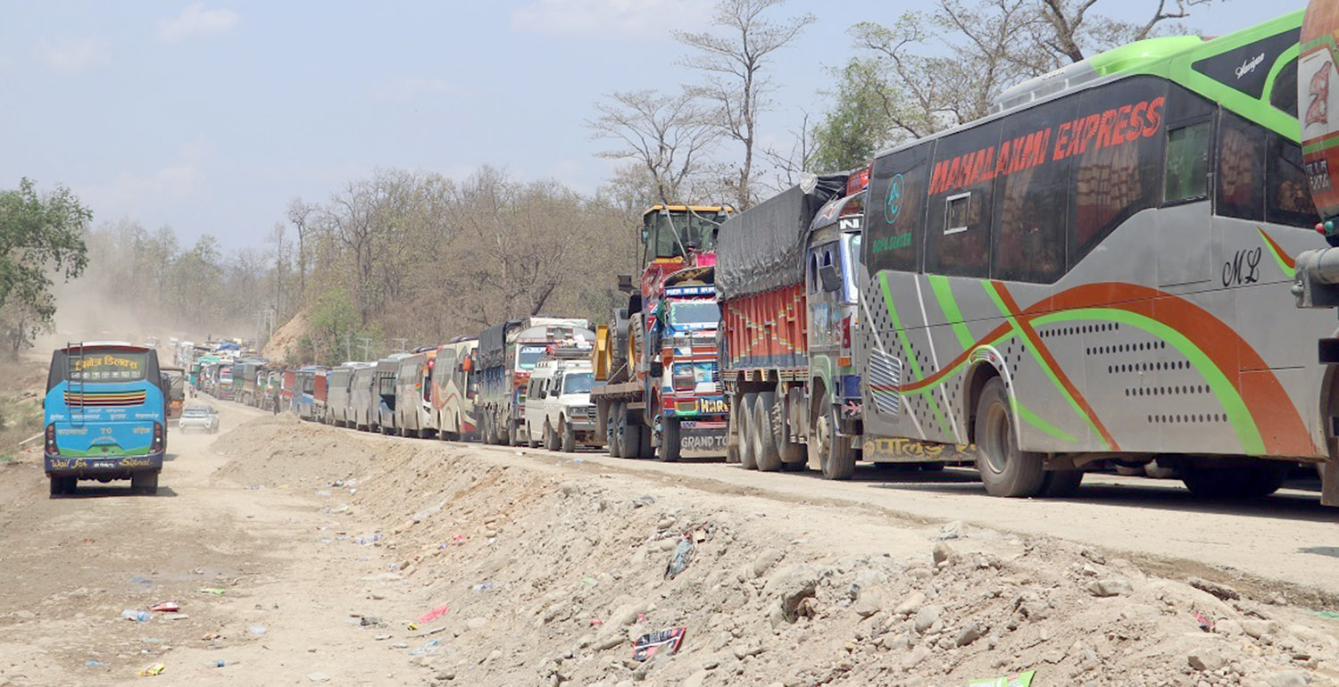 दाउन्नेमा पहिराले नारायणघाट बुटवल सडक अवरुद्ध