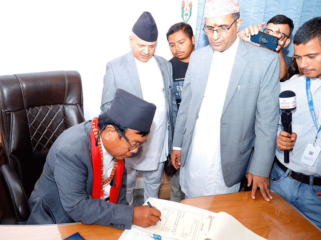 शिक्षामन्त्री पुनद्वारा पदभार ग्रहण