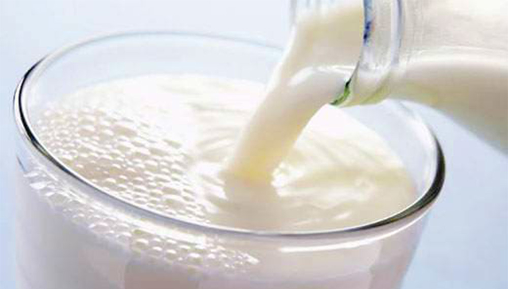 बालबालिकालाई विद्यालयमा दैनिक एक गिलास दूध वितरण