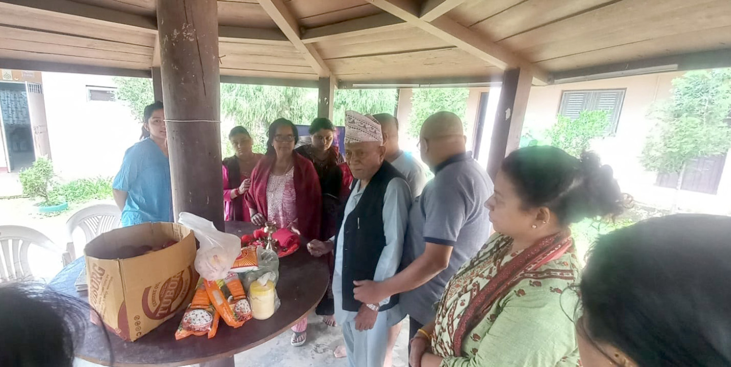 श्रीमतिको पुण्य तिथिमा कोईरालाले गरे निलसागर आश्रमलाई खाद्यान्न सहयोग