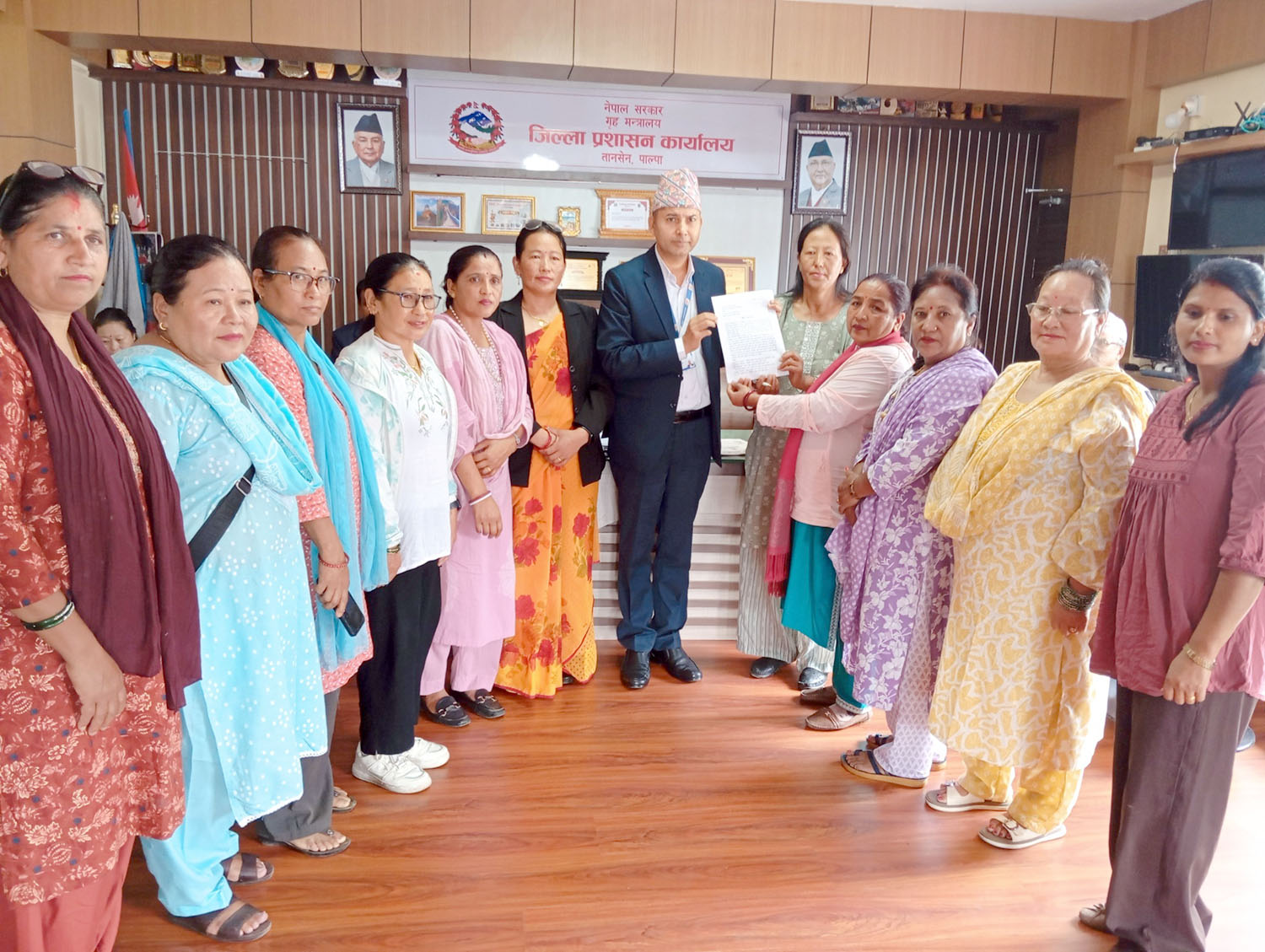 बहुविवाह कानुन ल्याउन लागेको विरोधमा पाल्पाका महिला संगठनहरुद्वारा प्रधानमन्त्रीलाई ज्ञापनपत्र