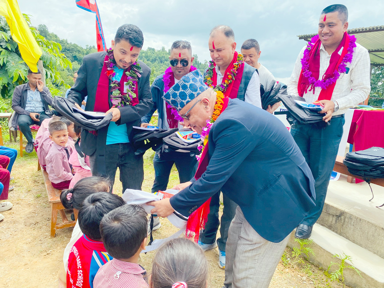 पाल्पा जेसिजले दियो सामुदायिक विद्यालयका विद्यार्थीलाई शैक्षिक सामग्री