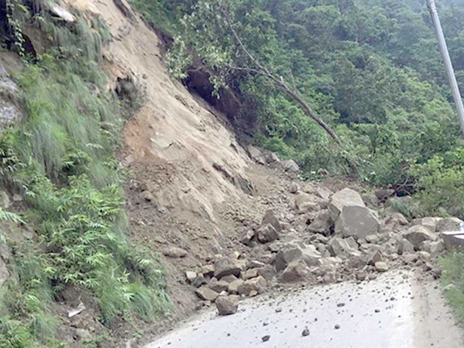 पहिरोले सालझण्डी–ढोरपाटन सडक अवरुद्ध, यात्रु अलपत्र