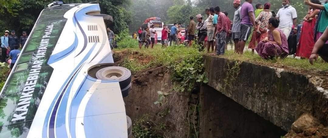 यात्रुवाहक रात्रिबस दुर्घटना, २५ जनाभन्दा बढी यात्रु घाइते