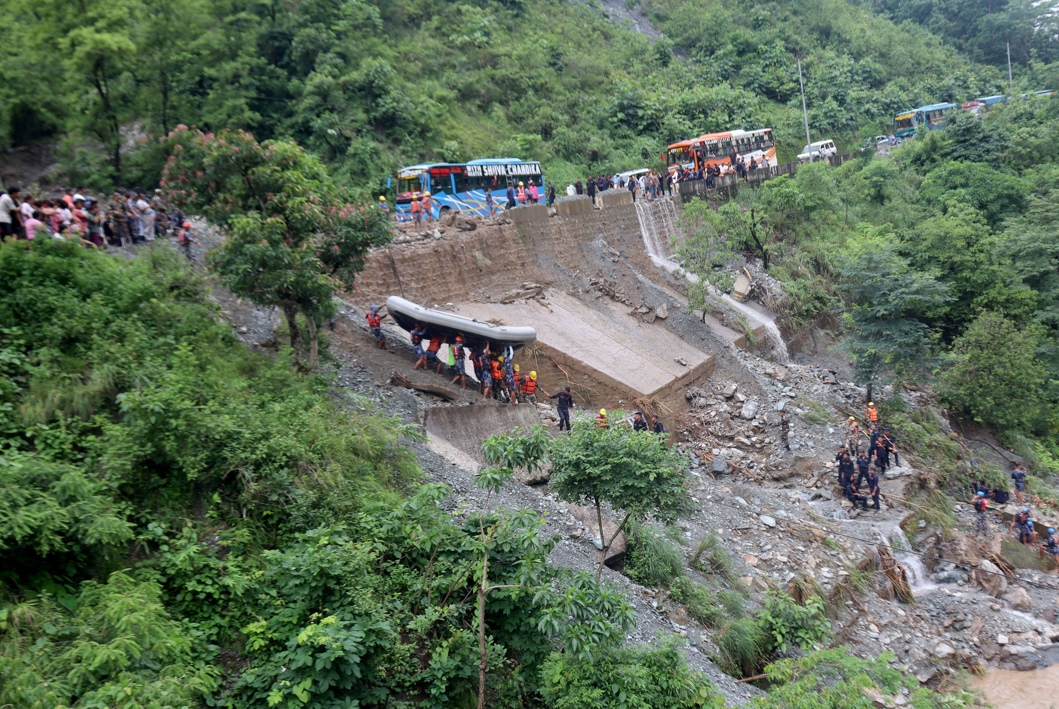 कास्कीमा पुरिएर ११ को मृत्यु, चितवनमा दुुई बस त्रिशुुलीमा खसे, बसमा ६५ जना सवार, तीनजना पौडिएर बाँचे, अन्य बेपत्ता