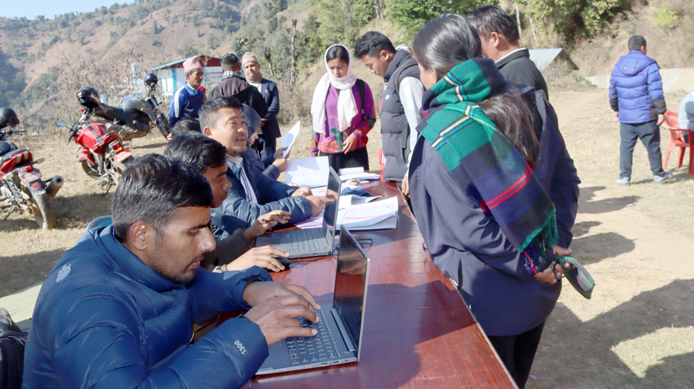 घरदैलोमा घुम्ती शिविर : गाउँले खुसी !