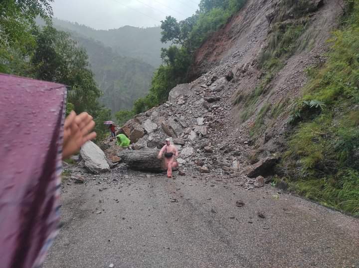 वर्षाले ग्रामिण सडकहरु क्षत विक्षत : बुटवल तानसेन सडक बन्द 