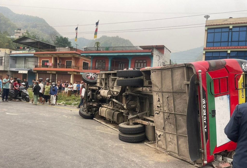 पृथ्वी राजमार्गमा बस दुर्घटना हुँदा ३१ जना घाइते