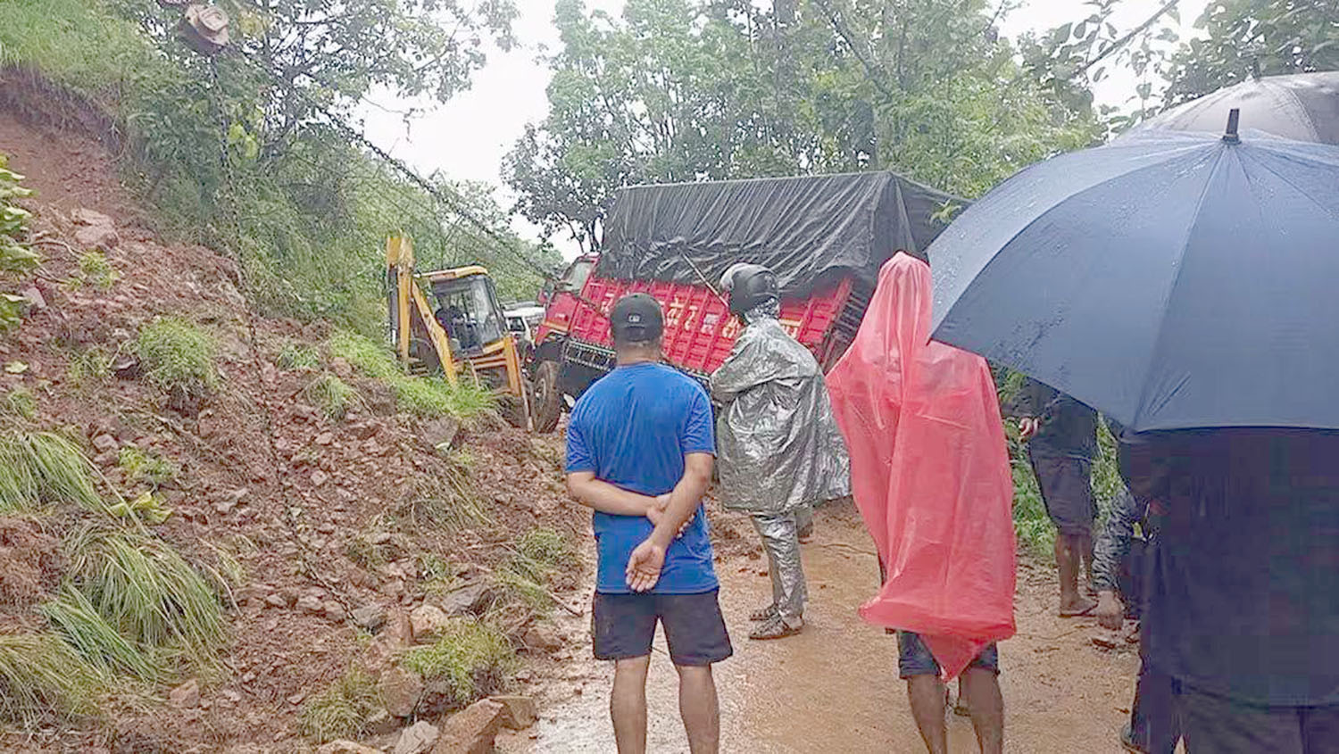 वर्षाले बाढीपहिरोको जोखिम, सडकदेखि विद्यालयसम्म प्रभावित 
