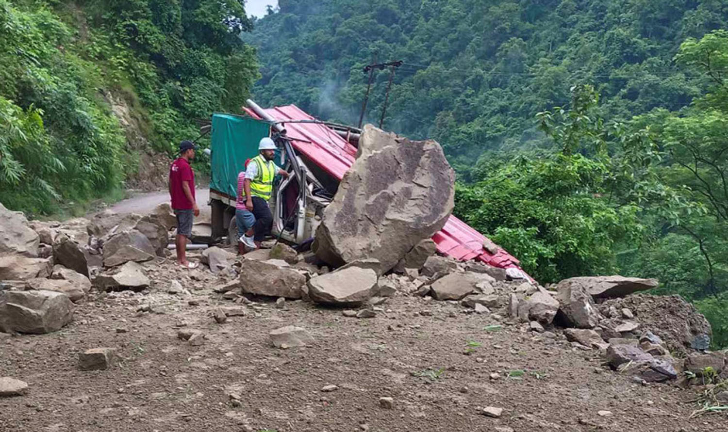 ढुंगा खसेर जिप च्यापिदा तीन जना घाइते