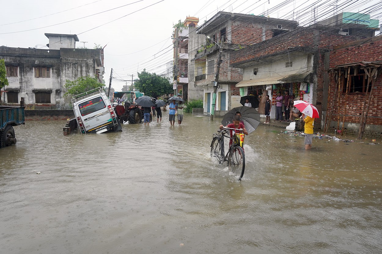 वर्षासँगै देशका विभिन्न ठाउँमा सडक अवरुद्ध, तराईमा डुबान    