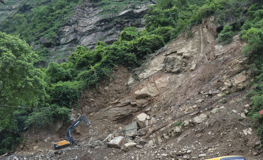 सिद्धबाबा सुरुङमार्गको दुवै प्रवेशद्वारमा पहिरो खस्यो