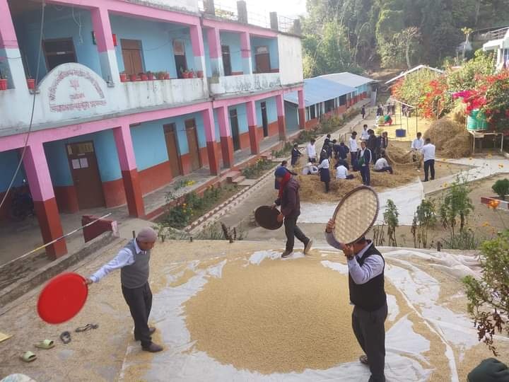 १२ घण्टा शिक्षकको निगरानीमा विद्यार्थी